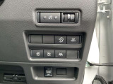 ハンドル右奥には各種設定スイッチがあります。運転者がスッと手を伸ばせば操作できので便利です。