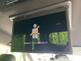 【後席モニター】家族や友人とお出かけする機会が多い方に大人気の後席モニターを装備!見やすい位置に画面がありテレビやDVDの視聴も快適!友達もお子様も、後席にしか乗らなくなるかも??
