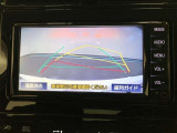 【バックガイドモニター】後方の映像をナビ画面に表示するだけでなく、ステアリング操作に連動して動くガイド線も同時に表示!予想進路の確認をしながら後退できるので便利です!