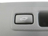 【電動バックドア】・・・スイッチひとつでバックドアを自動開閉できます。操作はスマートキー、室内コントロールスイッチ、バックドアのクローズスイッチで行えます。