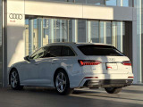 シャープなLEDテールランプと引き締まったリアフォルムが、車の個性を際立たせます。