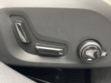 【メモリー機能付きパワーシート】ドライバーごとに設定したシート位置を記憶して、ボタン一つで切り替えできる便利な機能!運転する方が複数名いらっしゃるご家庭におすすめです。