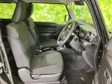 ドライバーシートに座れば、高い視点から周囲の状況を把握できます。運転に集中できる空間が広がります。