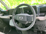 握りやすいステアリングで、正確な操作を実現。快適なドライビングポジションをサポートし、運転の楽しさを向上させます。