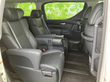 ゆったりと座れる2列目シートは、快適な移動をサポート。家族や友人と、くつろぎの時間を過ごせます。長距離ドライブも、楽しく過ごせるでしょう。