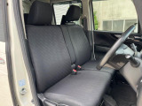 運転席まわりには十分なスペースがあり、大柄な方でもゆったり運転していただける環境です。