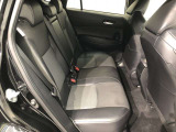 【後部座席】も当然、綺麗・清潔に仕上げております。内装の綺麗なお車は気持ちが良いですし、コンディションのいい車が多いです。これもオススメの1台です。