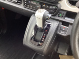 シフトはインパネシフト、パーキングブレーキは電子制御なので運転席と助手席の間はすっきりしています。