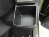 カップホルダーは運転席や助手席からちょうど手の届く位置です!!