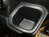 運転席の届きやすいところにドリンクホルダーがついています。視線をそらすことなく手に取れるので運転に集中できて安心ですね。