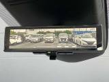 【インテリジェントルームミラー】はリアカメラが車両後方を映し出すので、いつでもクリアな後方視界を確保!夜間や悪天候の運転でも安心です♪