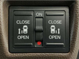 【両側パワースライドドア】両側がパワースライドドアになっており、運転席のスイッチやスマートキーでも開閉が可能です!開口部も広いので乗り降りも楽々♪