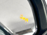 【ブラインドスポットモニター】走行中、ドアミラーの死角になりやすい箇所に後続車が接近するとサイドミラーのレンズに警告を表示!ドライバーに注意喚起をしてくれます。