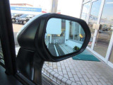 隣車線を走る車両をレーダーで検知し、ドアミラーでは確認しにくい後側方エリアに存在する車両に加え、急接近してくる車両も検知します。車両を検知するとドアミラーに搭載されたLEDインジケーターが点灯します。
