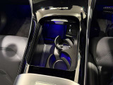 メルセデスのシートは少し硬めになっております。長時間の運転の際、適度な反発があることでお尻や腰の負担を減らす効果が御座います。