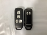 スマートキー付きですからドアロックの開閉およびエンジンスタートが楽々です。電動スライドドアの開け閉めもボタンで操作できます。スペアキーも同じものを用意しております。