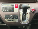 CVT車のセレクトレバーです。低速から高速まで、変速ショックのないスムーズな走りを実現するとともに、エンジン効率のよい領域を維持することで燃費にも貢献します。