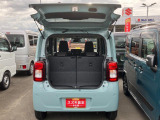 バックドアは上開き跳ね上げ式。開口幅と荷室幅の拡大でラゲッジアンダーボックスにベビーカー収納可能♪