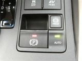 【電動パーキングブレーキ】・・・パーキングブレーキはスイッチ操作です。シフトレバーをPポジションに入れると自動で作動し、その他のシフトポジションにシフトすると解除されるオート機能付です。