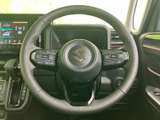 握りやすいステアリングで、快適なドライビングを実現。操作性にも優れ、運転中の疲労を軽減します。スポーティーなデザインも魅力的ですね。