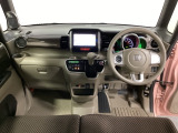 車内は光触媒抗菌消臭施工済です。スタイリッシュなデザインで暖かみのあるインパネ周りを演出します。グローブボックスやカップホルダーのほかにトレーなどたくさんの収納スペースが装備されています。