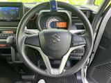 握りやすいステアリングは、長時間の運転でも疲れにくい設計です。操作性も高く、快適なドライビングをサポートします。
