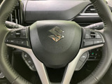 握りやすいステアリングで、快適な運転操作をサポートします。オーディオ操作やハンズフリー通話など、便利な機能も搭載されています。