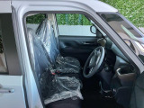 フロントベンチシートが運転席足元もゆったり、広々快適です、助手席へのウォークスルーも楽々可能ですよ☆