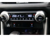 運転席と助手席、それぞれ温度調節ができ、オールシーズン快適なオートエアコンとなっております!