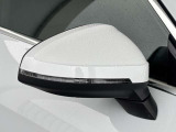 ●アウディサイドアシスト『後方の死角を並走する車両を検知しドアミラーの内側のLEDが点灯。ドライバーに注意を促し事故を未然に防ぐシステムです。』