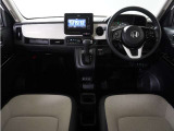 ◆インテリアパネル◆視界広々で非常に運転しやすくロングドライブでも疲れを感じさせないすっきりとまとまったインパネ周りです。