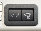 【パワーバックドア】スマートキーや運転席のボタンを押すだけでリアゲートが自動で開閉します!荷物を持っている時や、高い位置にあるバックドアを閉める際に便利な機能です♪