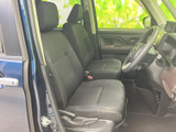 広々とした室内空間で、ゆったりとリラックスできます。運転席からの視界も良好です。
