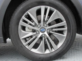 純正18インチアルミホイール。 タイヤサイズは225/55R18
