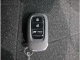 ★スマートキーが付いています!乗り降り時のドアロックやエンジンの始動が、鍵を取り出さないで楽にできます!荷物が多いときにも助かります!バッグから鍵が取り出せない!なんて事がなくなりますね!★