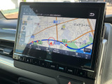詳細な地図データで、初めての道も安心。渋滞情報もリアルタイムで表示され、スムーズな移動をサポートします。目的地設定も簡単で、快適なカーナビゲーションを。