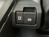 【電動パーキングブレーキ】ボタンを手前に引くだけでパーキングブレーキがロック!発進時にはボタンを押すとパーキングブレーキが簡単に解除される優れものです!