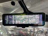【インテリジェントルームミラー】後席の大きな荷物や同乗者で後方が確認しづらい時でも安心!カメラが撮影した車両後方の映像をルームミラー内に表示。クリアな視界で状況の確認が可能です!