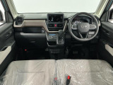 【インパネ】運転のしやすさを最優先に設計された見晴らしの良いフロントビュー。車両間隔が掴みやすく狭い道でも安心♪「安全」と「品質」を最優先に、安心してお乗りいただけるクルマを提供いたします。