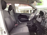 体をしっかり支えるシート形状で、運転姿勢を安定させやすい運転席。アームレスト付きで長時間の運転でも姿勢を保ちやすく、日常使いに配慮された空間です。