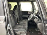 ■ゆとりのある室内空間です♪運転席は高さ調整することができるハイトアジャスターが装備されています!