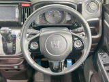 【純正革巻きステアリング】上質な革を使用することで、手にしっかり馴染みとても運転しやすいハンドルです♪