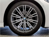 【BMWアロイホイル】軽量かつ強度に拘ったアロイホイル。走行性能ポテンシャルを引き出す設計。車の足元を引き締めてくれる大きなポイントはアロイホイルです。