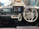シンプルで実用的なインパネ。車速など情報を表示する【ヘッドアップディスプレイ】を搭載。