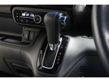 インパネシフトだから視線の移動も少なく足元もスッキリ♪運転席もゆったりしているのでゆとりを持ってドライブできますね!