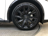 純正21インチアルミ!タイヤサイズは235/45R21です