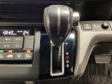 CVT車のセレクトレバーです。低速から高速まで、変速ショックのないスムーズな走りを実現するとともに、エンジン効率のよい領域を維持することで燃費にも貢献します。
