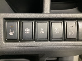 運転席脇のクラスタースイッチ部分にはアイドリングストップOFF、フォグランプ、シートヒーター、その他走行系スイッチを集中配置しております。