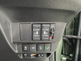 両側電動スライドドアです。リモコンや運転席スイッチ、ドアハンドルの操作で自動開閉。お子様を抱き抱えている時や荷物の多いときなどに便利です!!