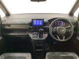 車内は光触媒抗菌消臭施工済です。スタイリッシュなデザインでスポーティなインパネ周りを演出します。グローブボックスやカップホルダーのほかにトレーなどたくさんの収納スペースが付いています。